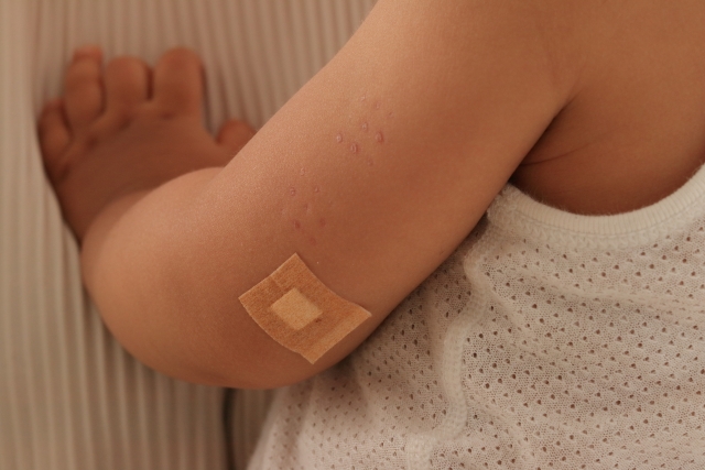 子どもの腕に絆創膏